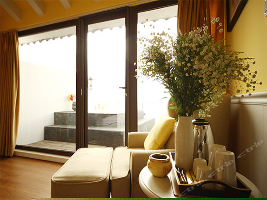 滨水露天浴缸海景房