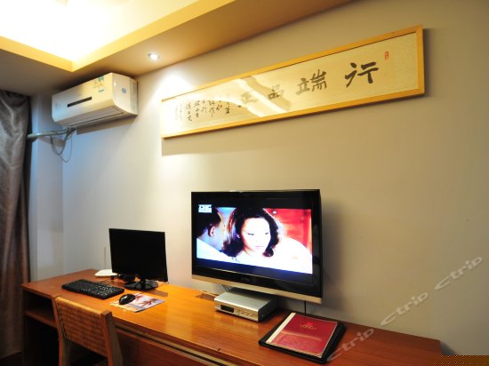 豪华电脑大床房