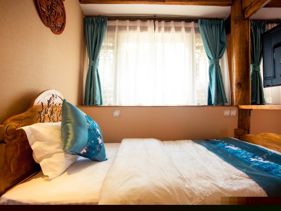 二楼豪华墨韵家庭房