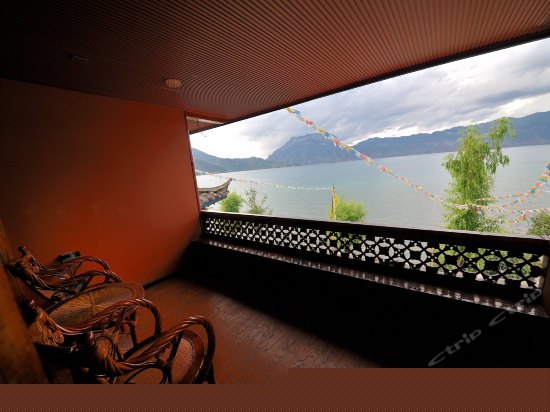 二楼湖景家庭间