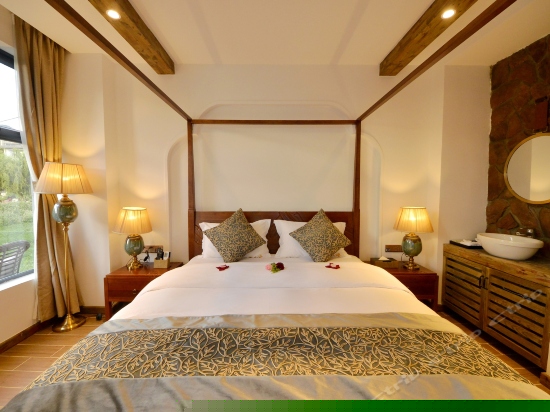 一楼侧海景大床房