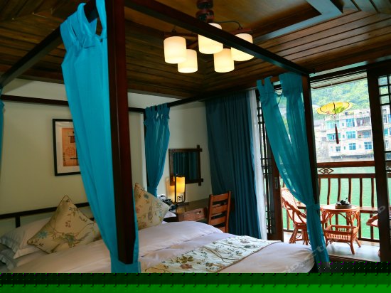 亲水河景大床房