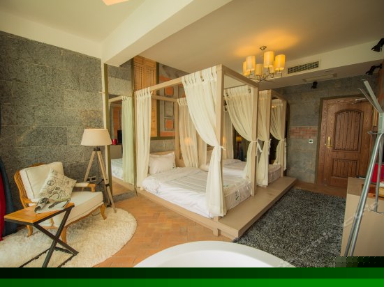 正面180°临水阳台海景标准房