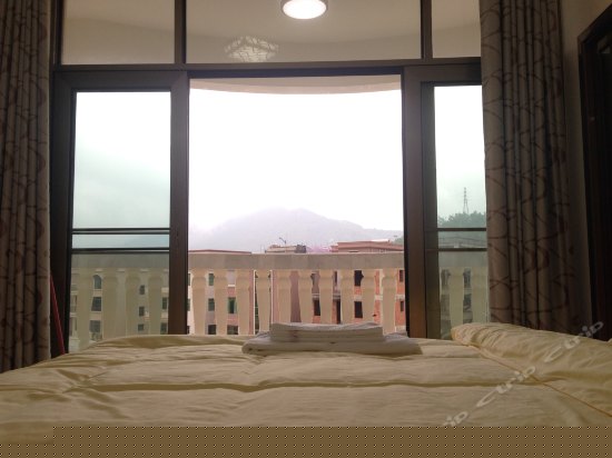 温馨大床房（带阳台）