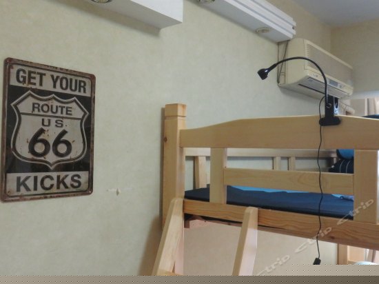 男生江景兄弟伙四人床位间