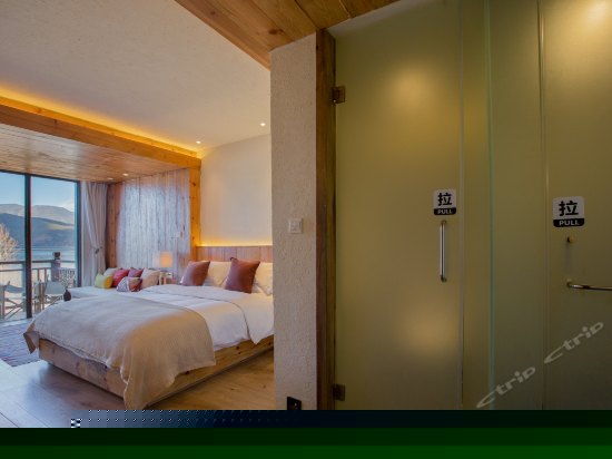 豪华湖景大床房