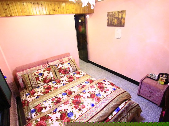 临河现代景观大床房