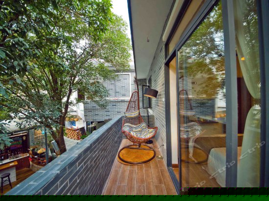 庭院阳台大床房