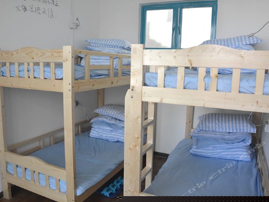 男生四人床位间