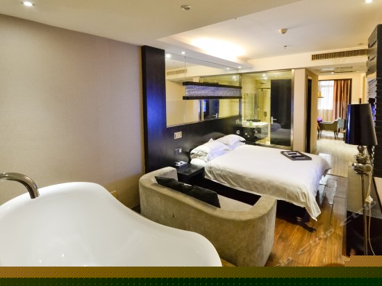 豪华水晶商务大床房