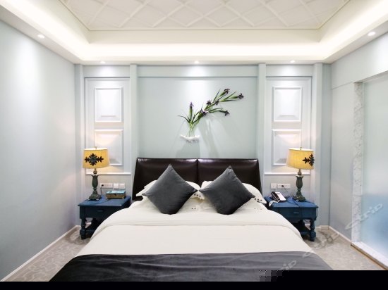 鵉尾花豪华大床房