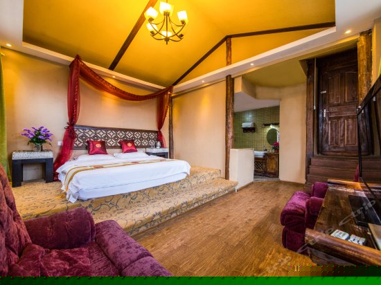 雅致蜜月大床房