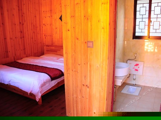 吊脚楼豪华大床房