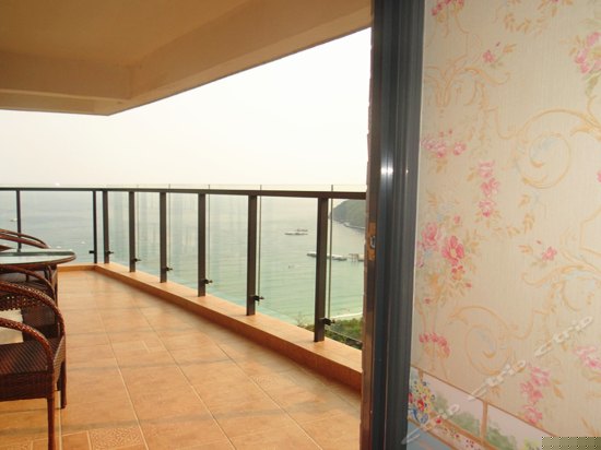 28 楼阳台海景豪华套房三卧室二卫