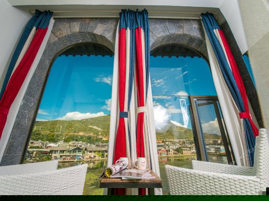 侧面落地窗海景标准房