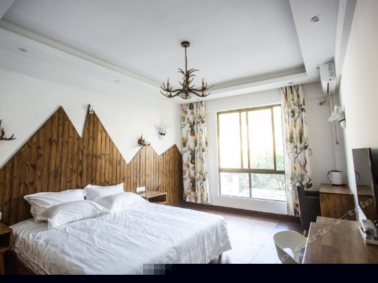 木落望山大床房