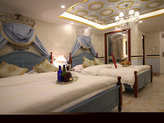 豪华宫廷家庭房
