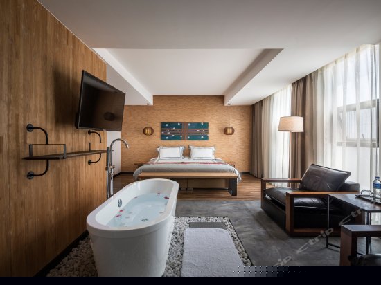 主题浴缸大床房