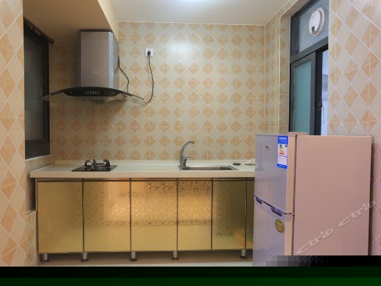 精装海景飘窗一室一厅