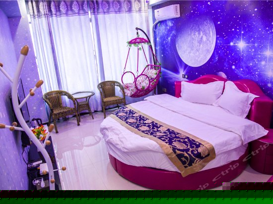 温馨情侣圆床房