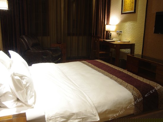 实木泡池温泉大床房