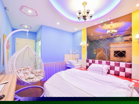 情侣主题圆床房