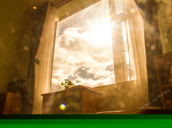 阳光蜜月豪华大床房