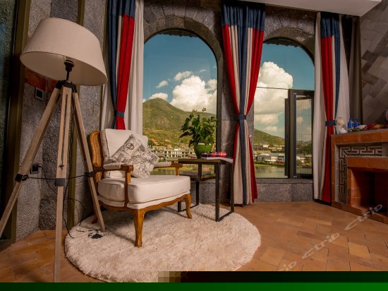 正面270°临水阳台海景大床房