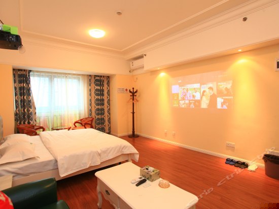 现代简约大床房