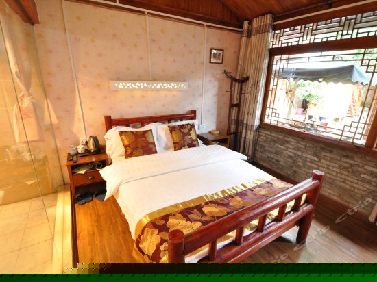 阳光大床房（芳草阁）