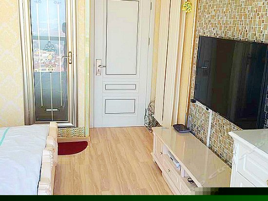 豪华飘窗观海大床房