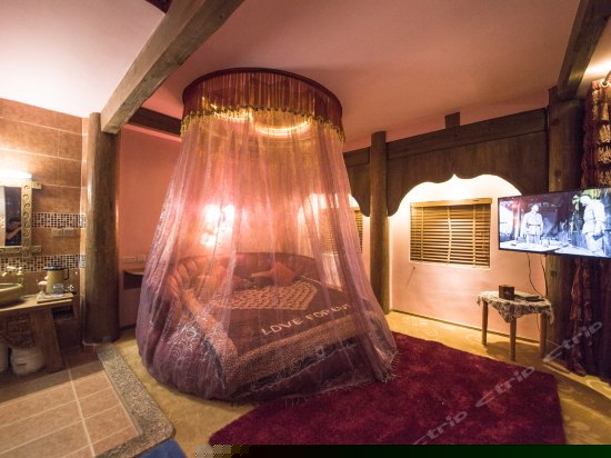 精品蜜月圆床房