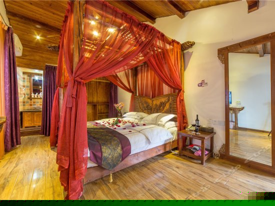 豪华蜜月大床房