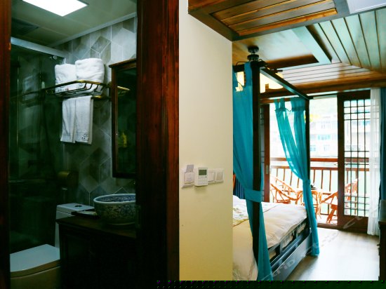 亲水河景大床房