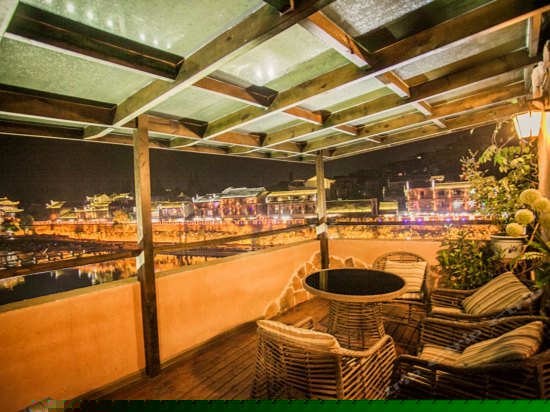 宫（超大江景阳台大床房）