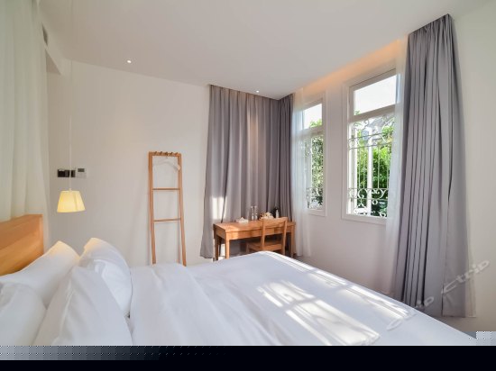 301三面远眺园景大床房