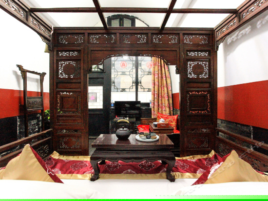 豪华窑洞雕床房