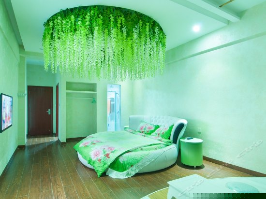 在云端系列圆床房