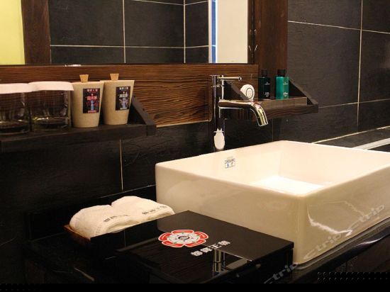 泳池海景双人房