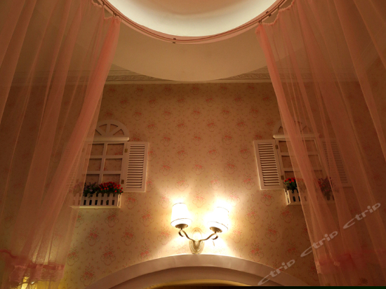 浪漫主题情侣圆床房