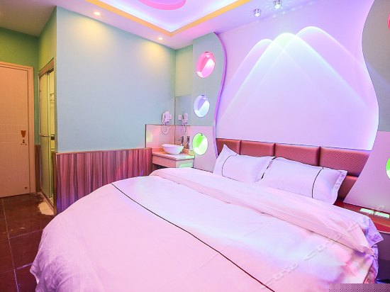 情侣主题圆床房