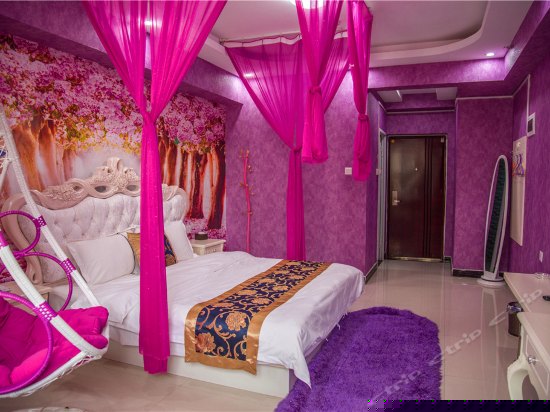 时尚情侣大床房