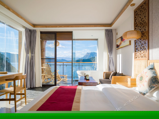 且叮咛270度湖景大床房