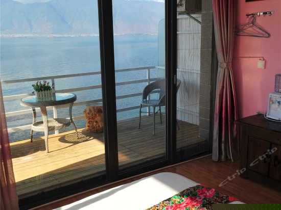 一楼两面临海带阳台海景大床间