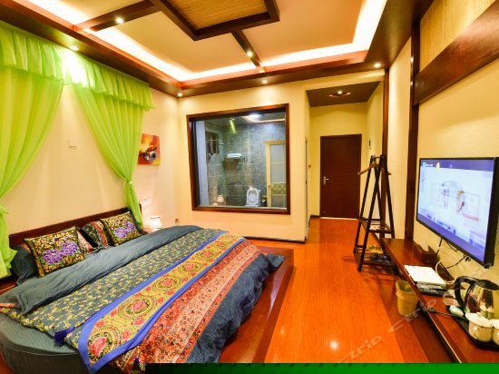 精品榻榻米圆床房