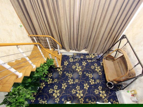 豪华庭院家庭复式房