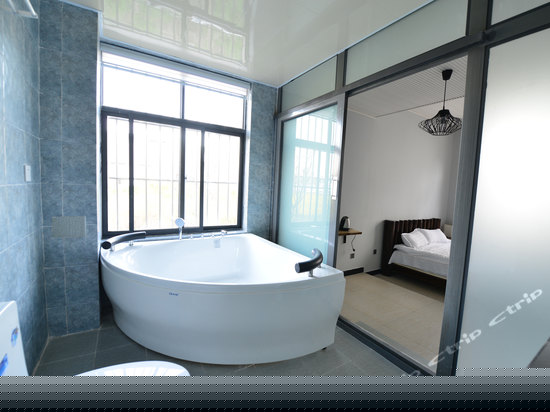 独卫双人浴缸大床房