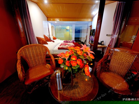 四楼湖景家庭房