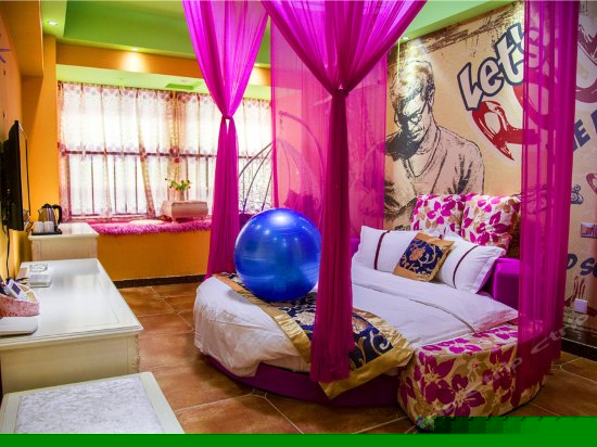 温馨情侣圆床房