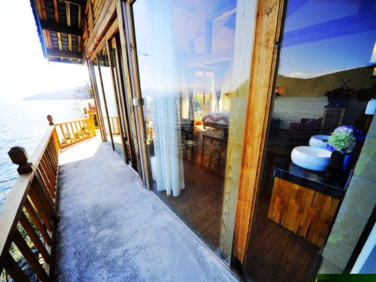 全湖景情侣蜜月房